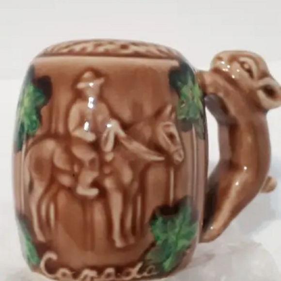 Canadian Mounted Police Vintage Salt and Pepper Shakers - Picture 4 of 6